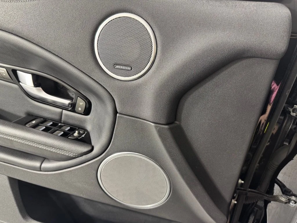 Used 2019 Narvik Black Land Rover SE image 17