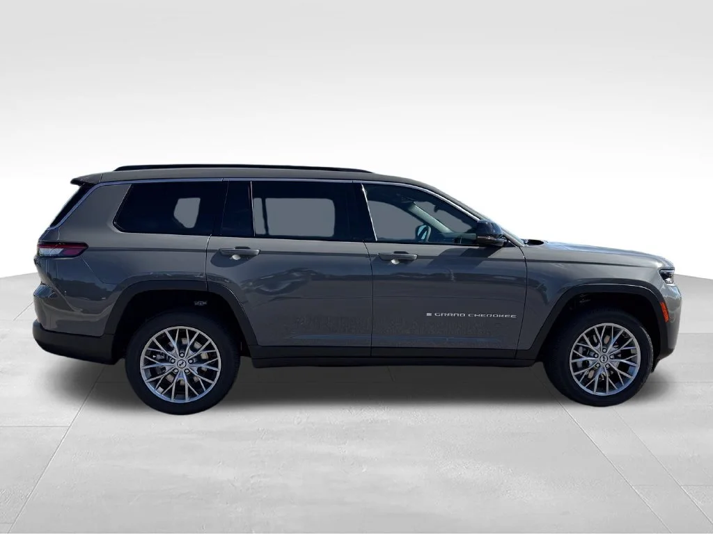 New 2027 Sting-Gray Clear-Coat Paint Jeep Limited image 30
