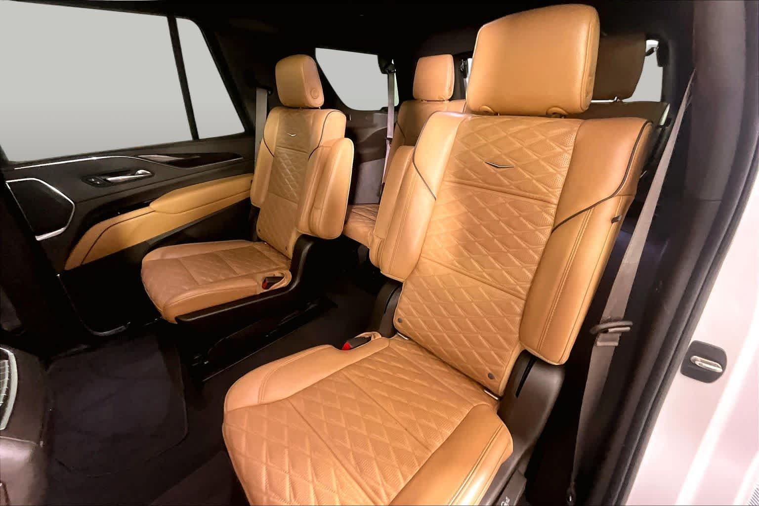 Used 2021 CRYSTAL WHITE TRICOAT Cadillac Sport image 19