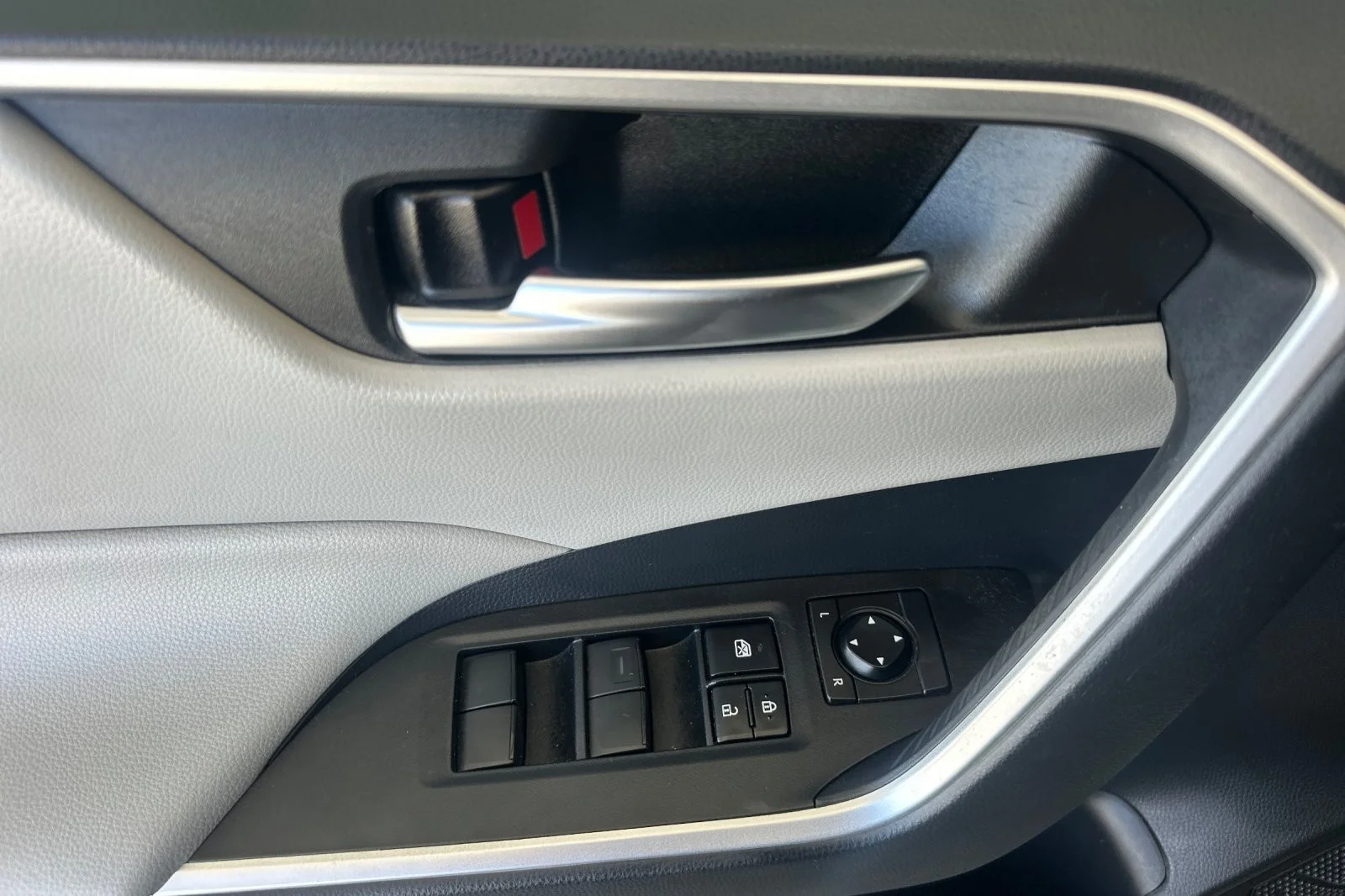 Certified Used 2021 Super White Toyota Hybrid XLE image 10