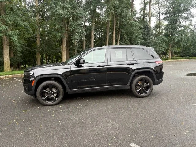 Used 2025 Diamond Black Jeep Altitude X image 3