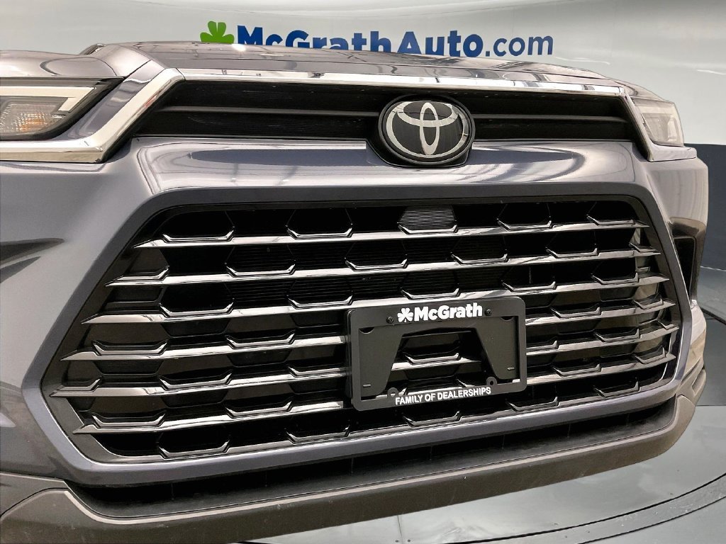 Used 2025 White Toyota XLE image 34