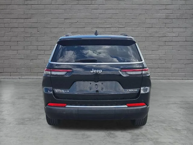 Used 2023  Jeep Laredo image 4