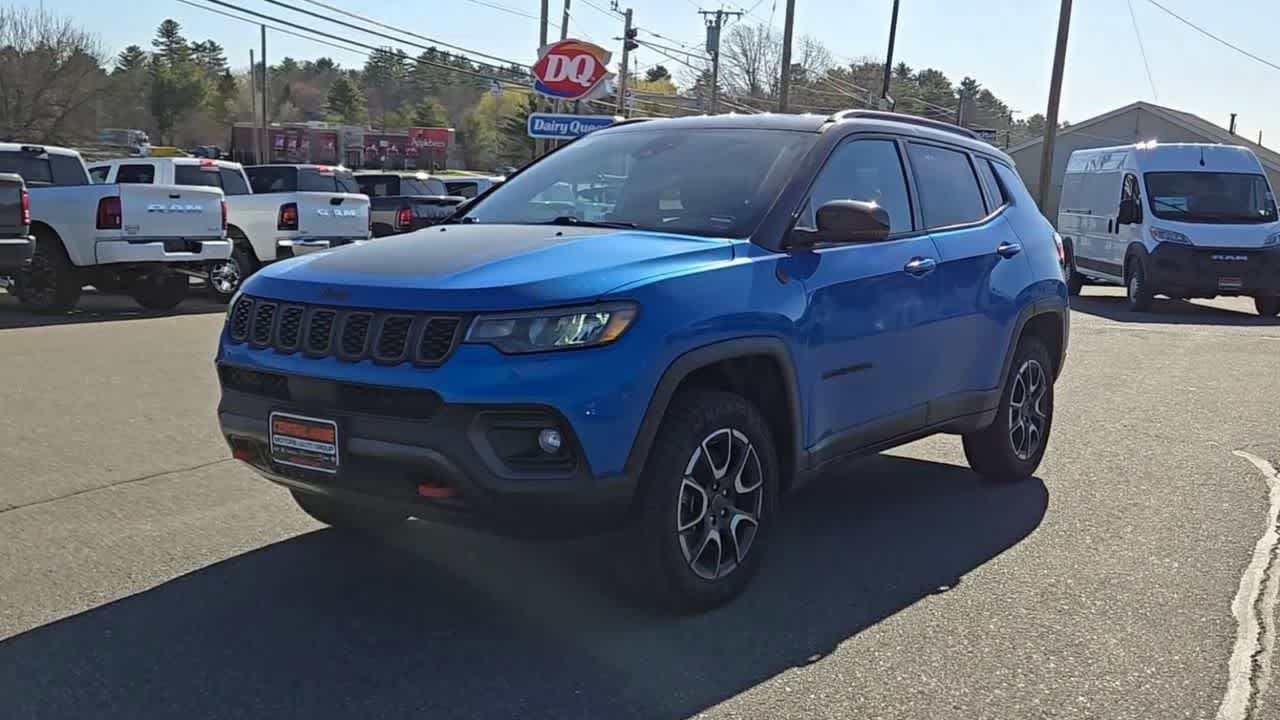 Used 2025 Hydro Blue Pearlcoat Jeep Trailhawk image 4