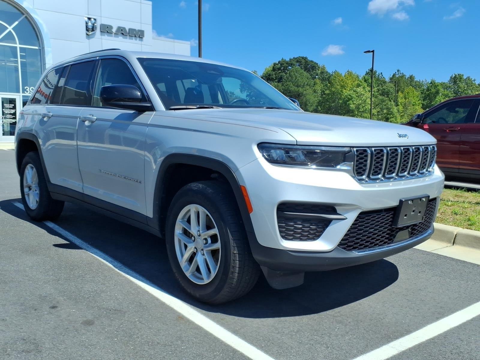 Used 2023 Silver Zynith Jeep Laredo image 6