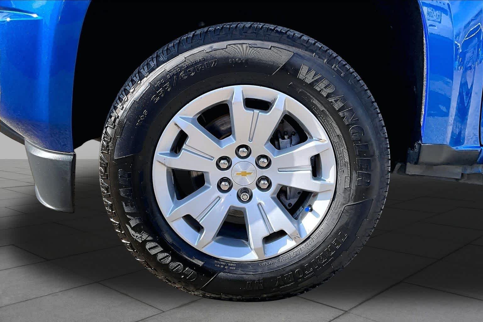 Used 2018 Kinetic Blue Chevrolet 2WD LT image 13