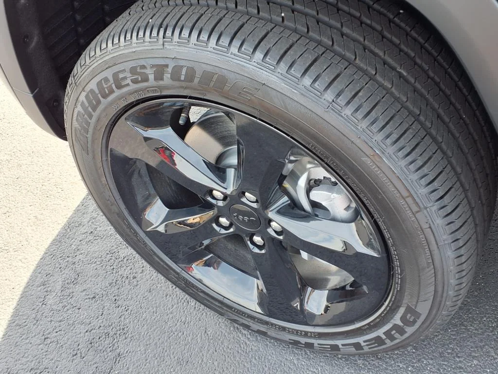 New 2025 Baltic Gray Metallic Clear-Coat Exterior Paint Jeep Altitude X image 15