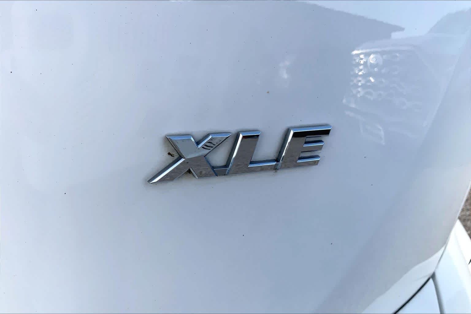 Used 2016 Super White Toyota XLE image 9