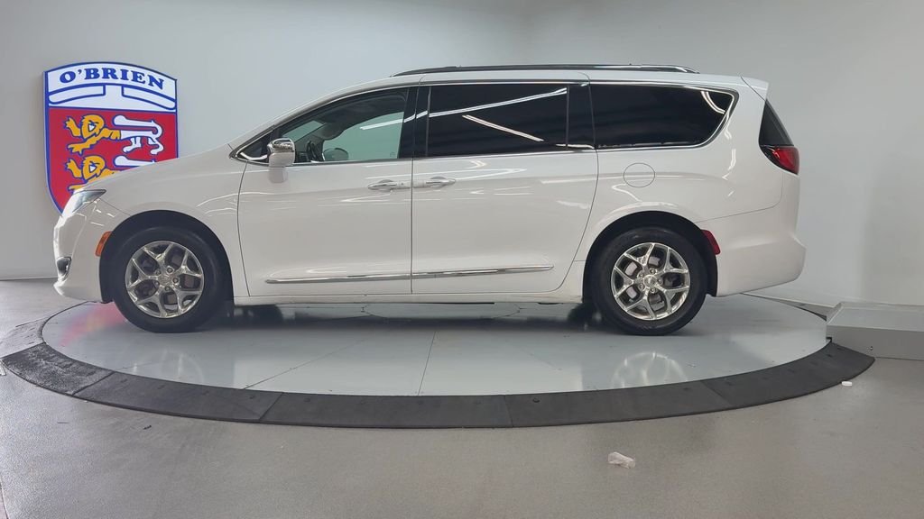 Used 2018 Bright White Clearcoat Chrysler Limited image 5