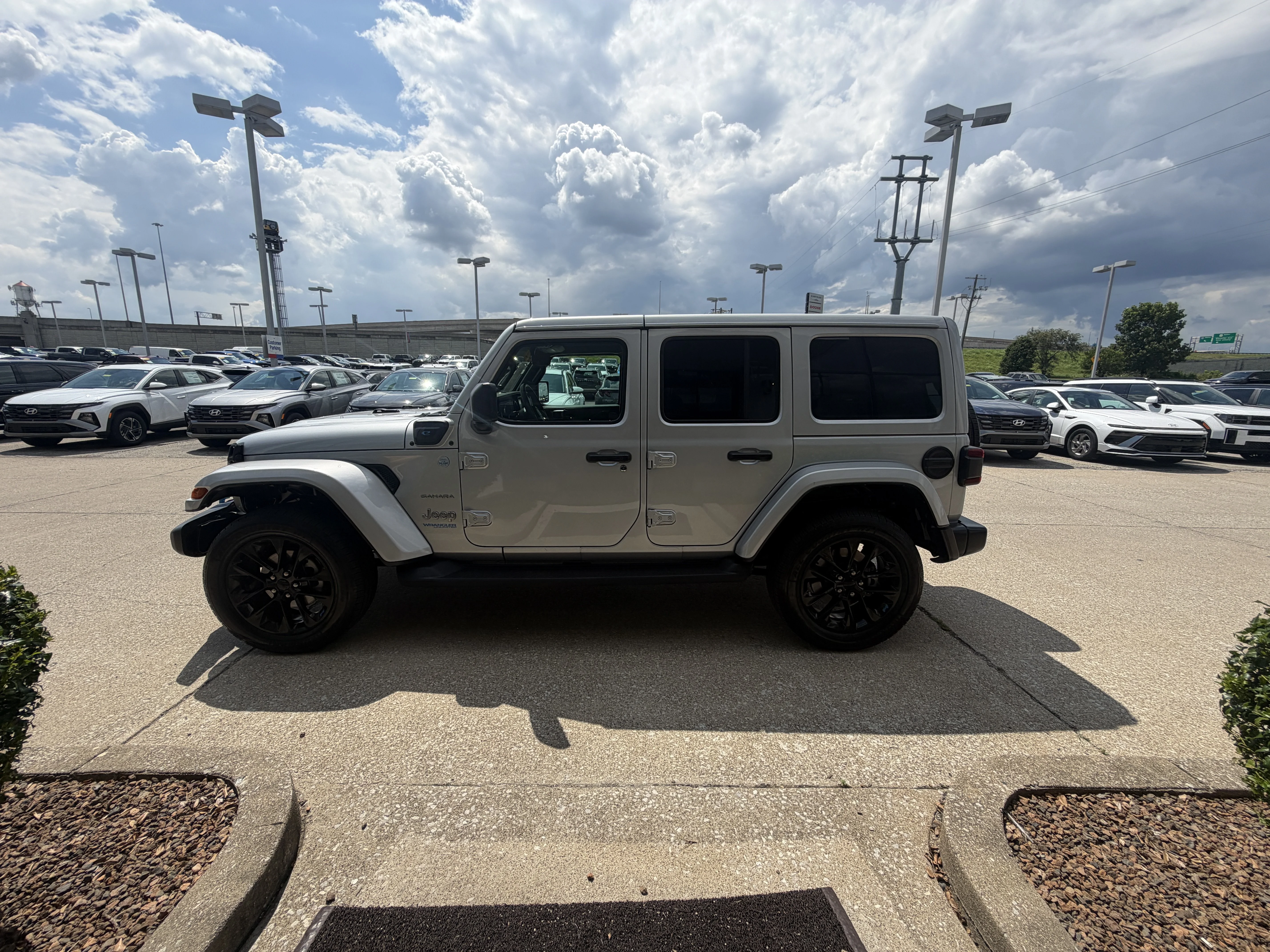 Used 2022 Silver Zynith Clearcoat Jeep Unlimited Sahara image 18
