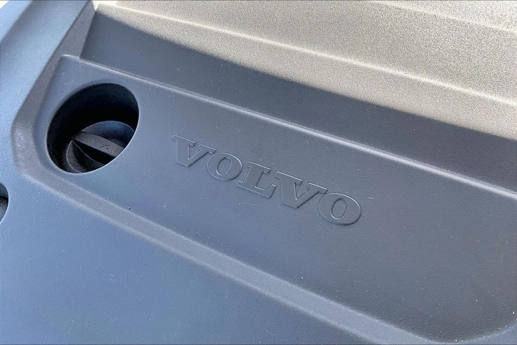 Used 2025 White Volvo B5 Core image 34