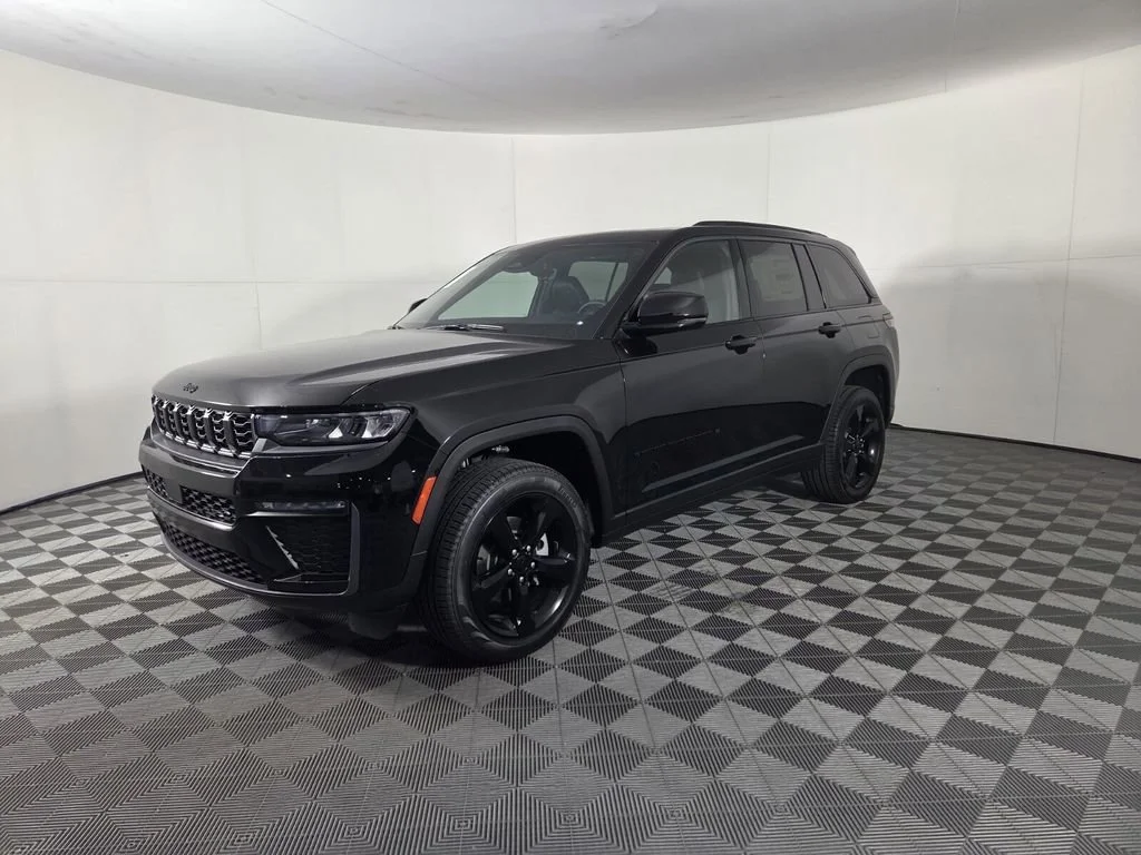 New 2026 Diamond Black Crystal Pearl-Coat Exterior Paint Jeep Limited image 4