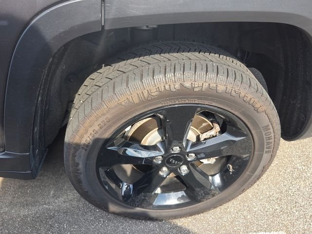 Used 2023 Gray Jeep Altitude image 6