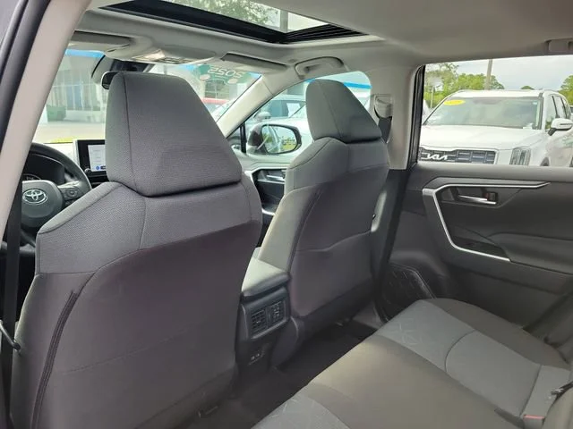 2025 Toyota RAV4 XLE - Photo 11