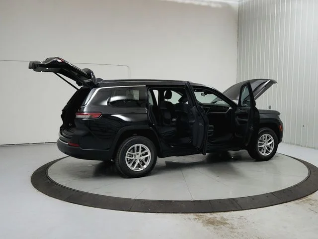 New 2026 Diamond Black Crystal Pearl-Coat Exterior Paint Jeep Laredo image 15