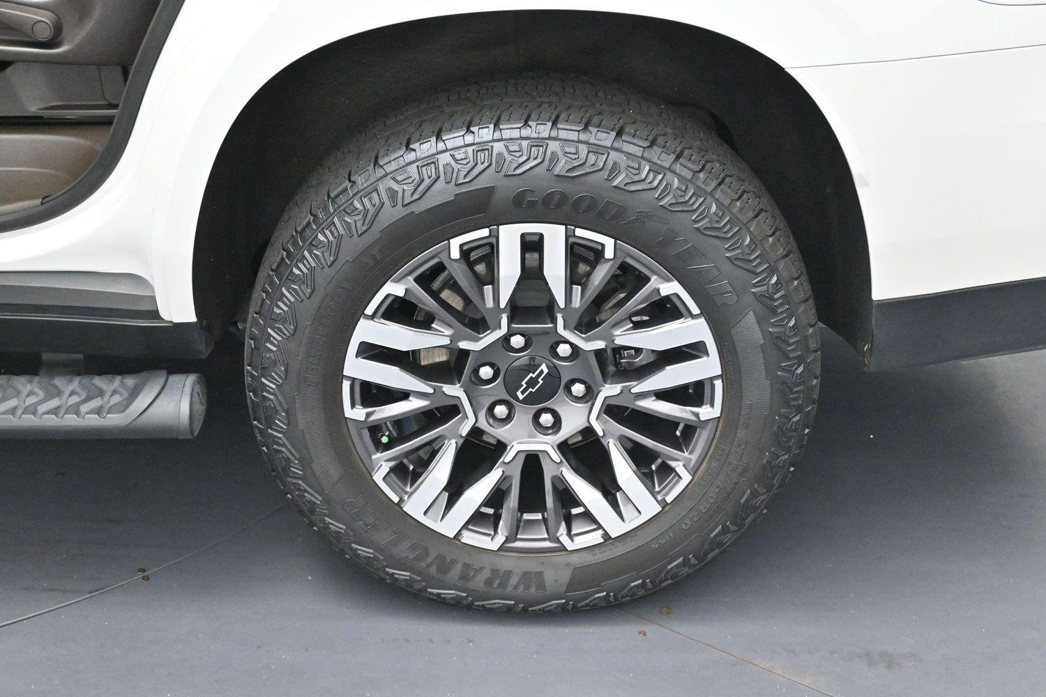 Used 2025 Iridescent Pearl Tricoat Chevrolet Z71 image 31
