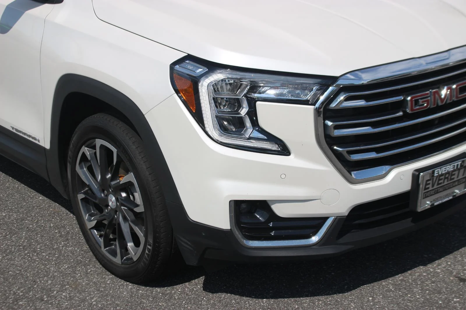 Used 2022 White Frost Tricoat GMC SLT image 9
