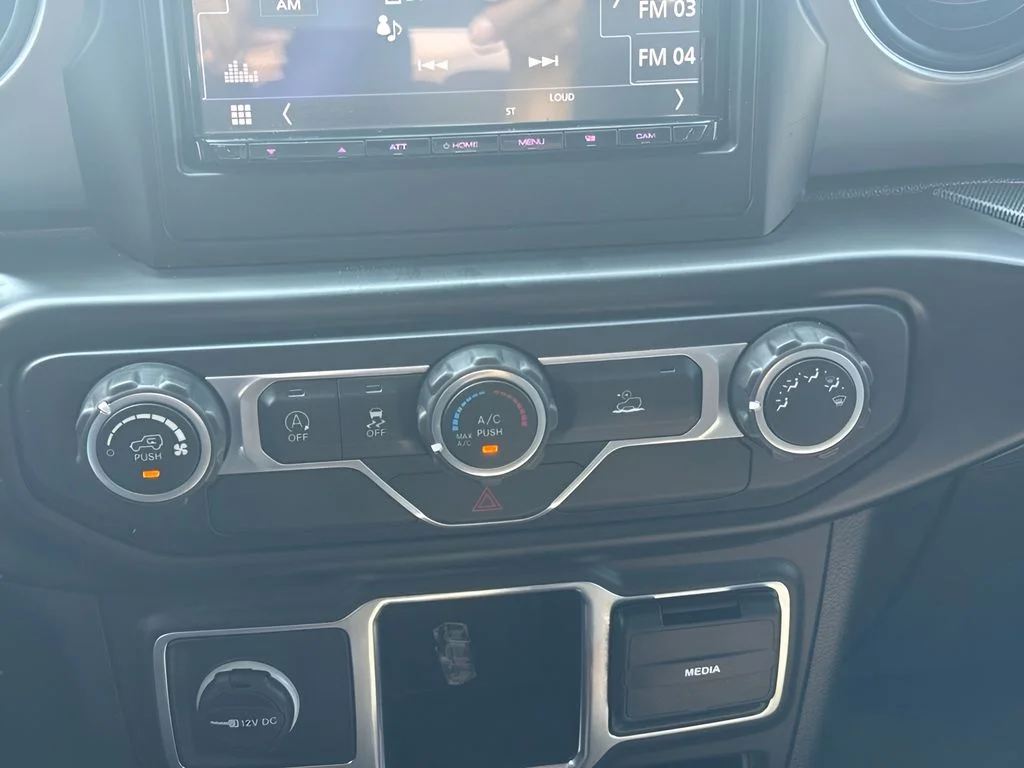 Used 2020 Green Jeep Sport image 9