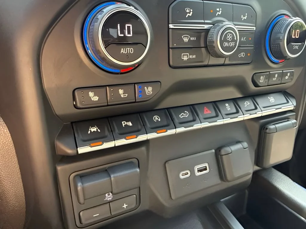 Used 2020 IRIDESCENT PEARL TRICOAT Chevrolet LTZ image 25