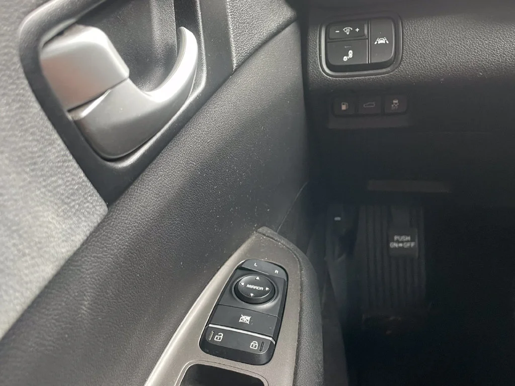 Used 2019 Red Kia S image 13