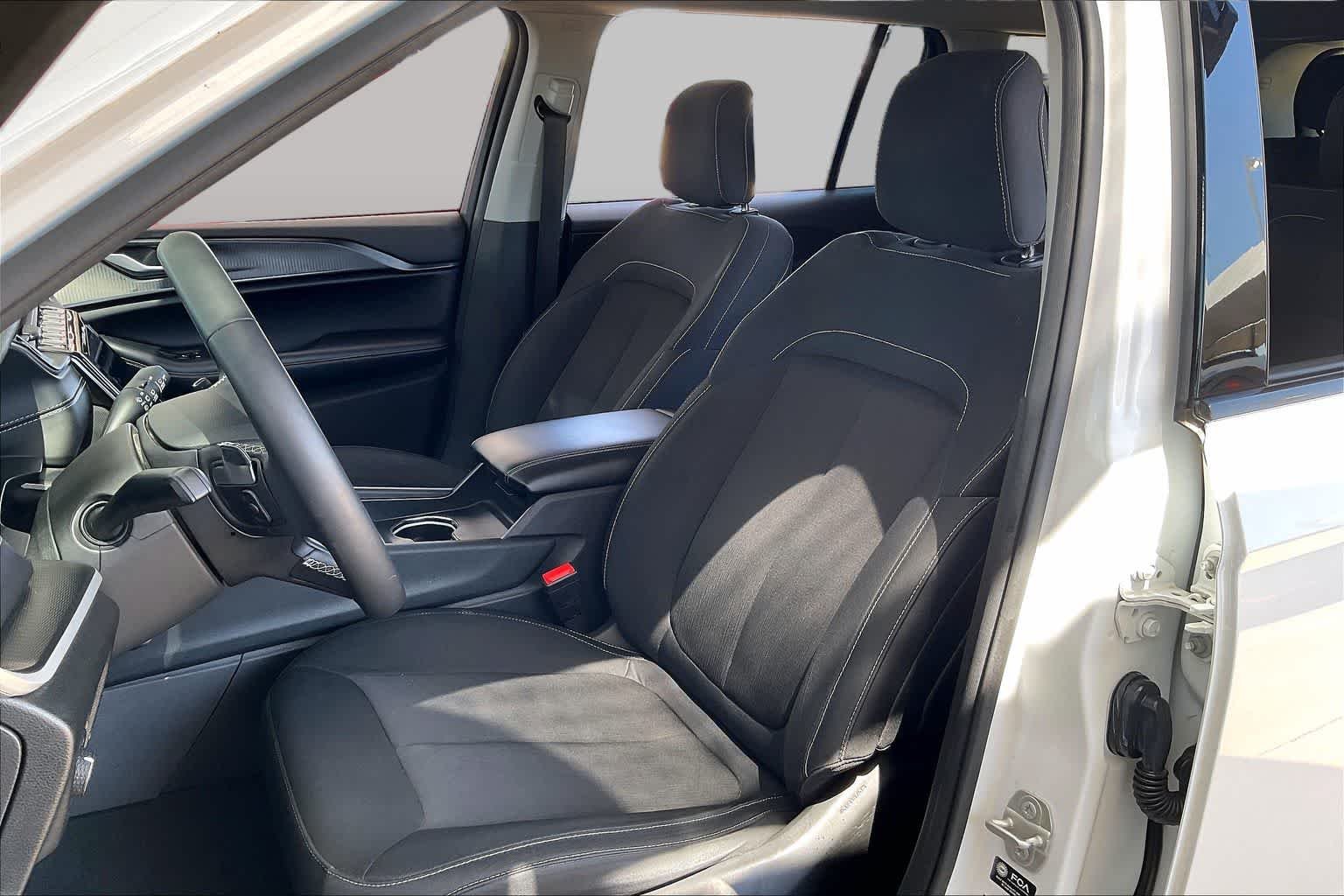 Used 2023 Bright White Clearcoat Jeep Laredo image 9