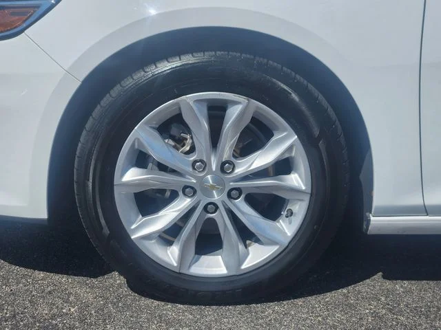 Used 2024 Summit White Chevrolet LT image 9