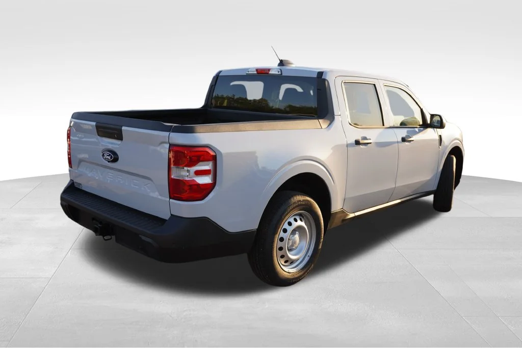 Used 2025 Space White Metallic Ford XL image 3