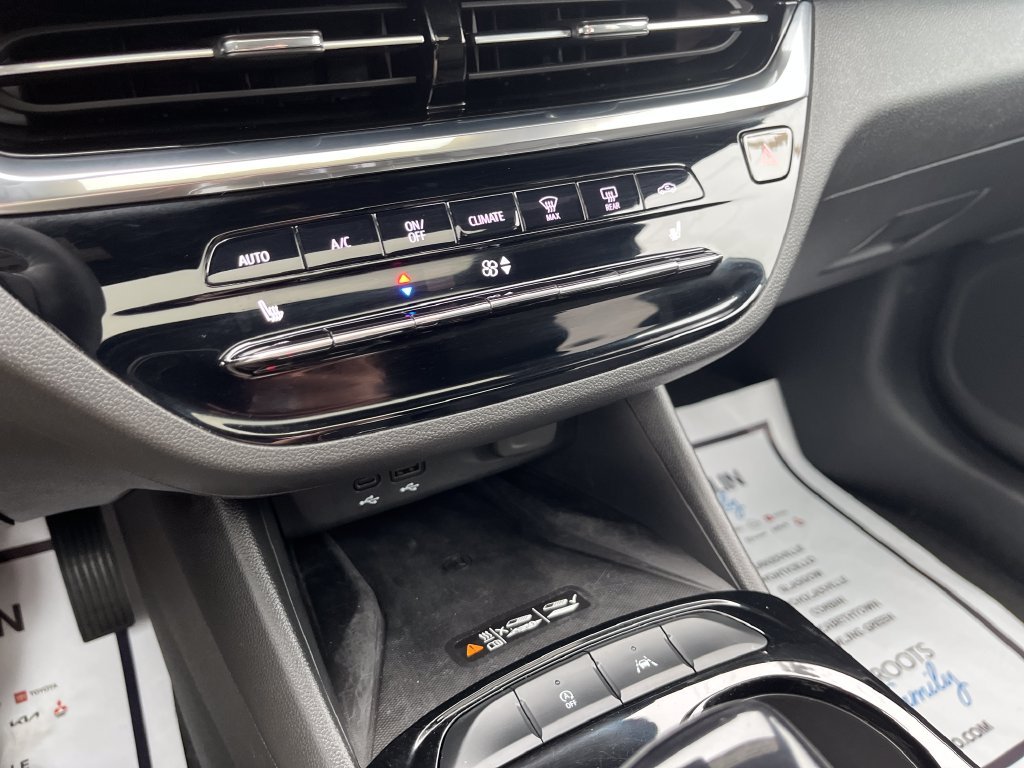 Used 2024 White Buick Avenir image 18