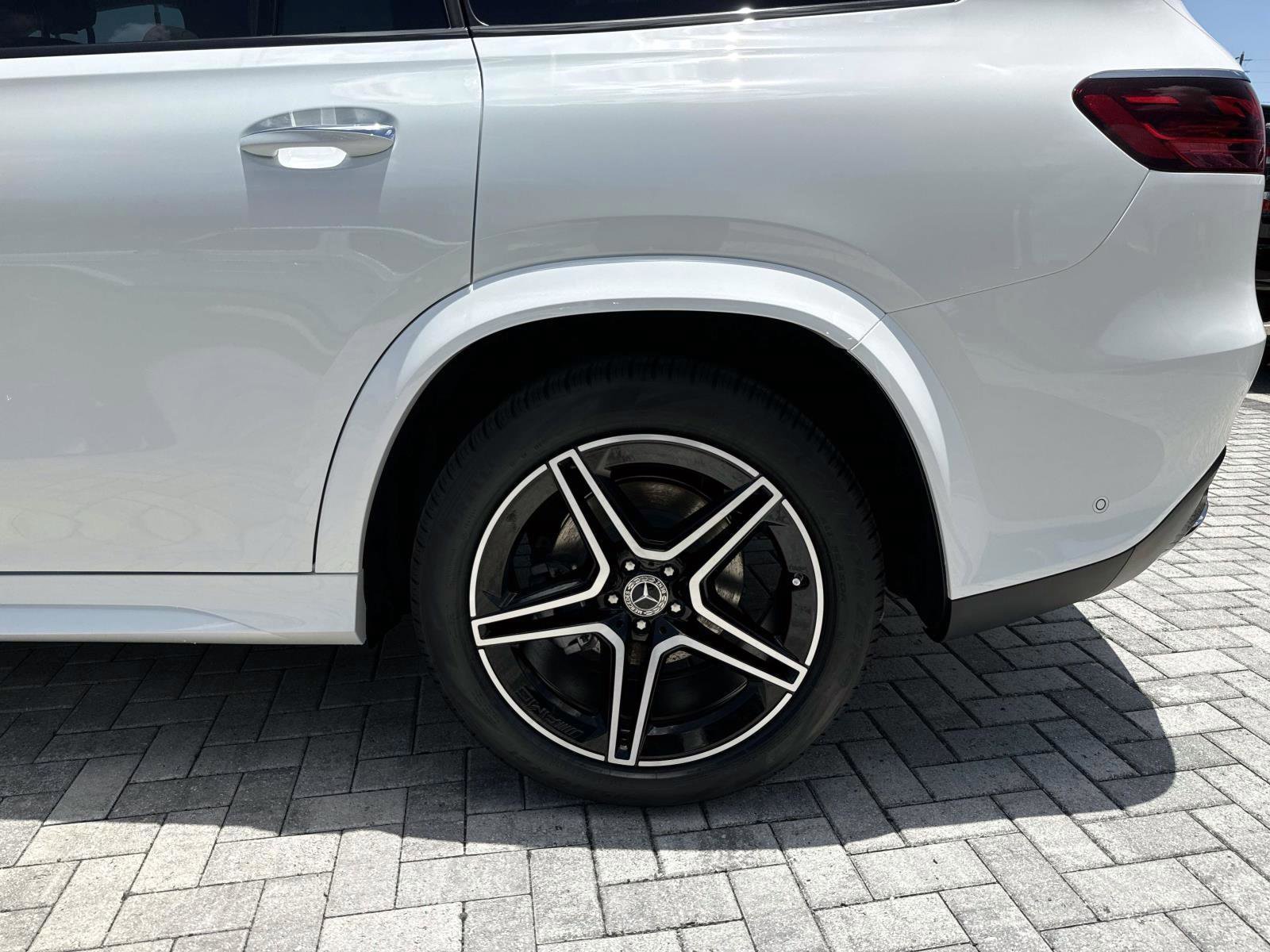 New 2026 Polar White Mercedes-Benz 450 4MATIC® SUV image 11