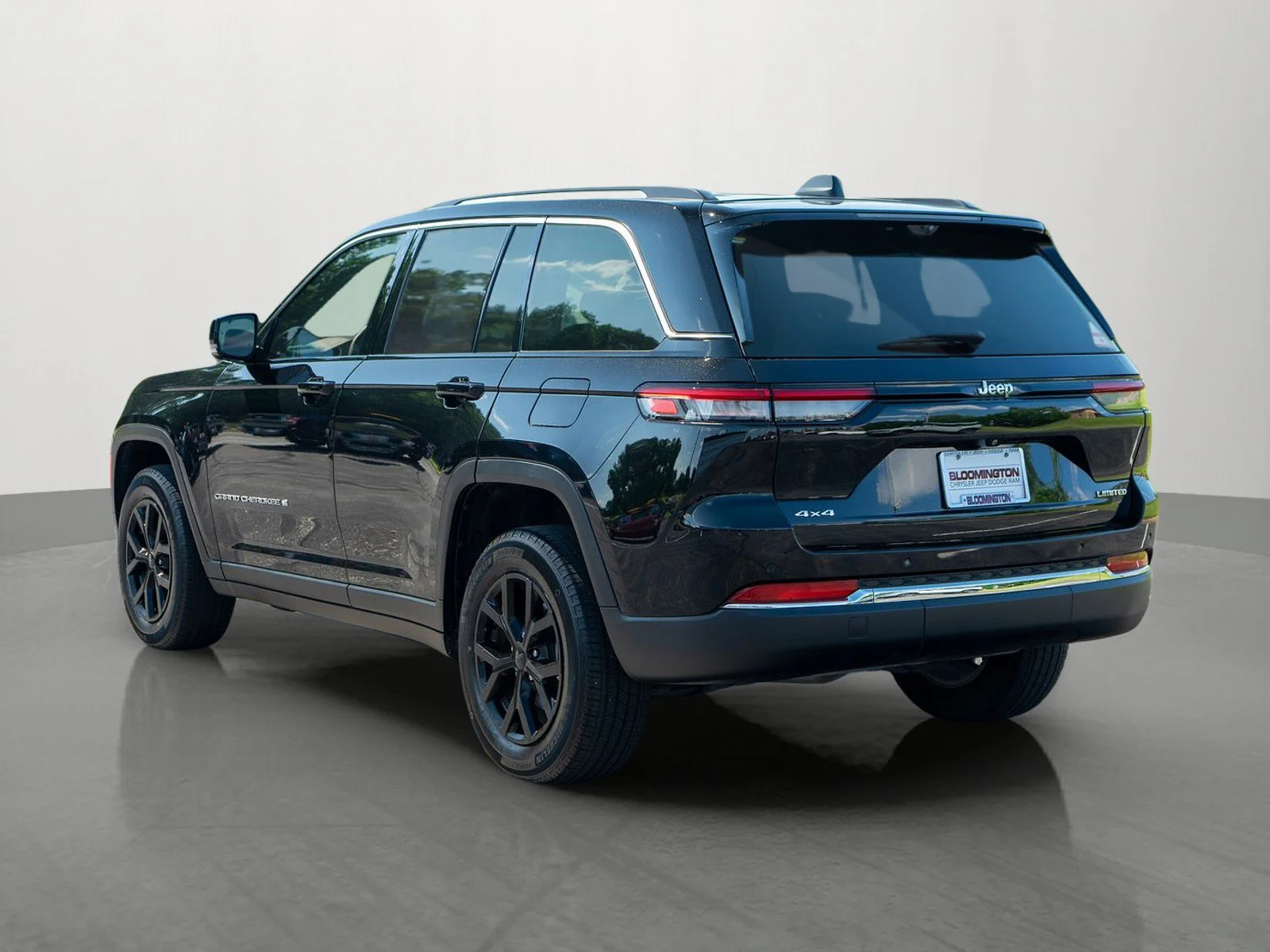 Used 2023 Diamond Black Crystal Pearlcoat Jeep Limited image 5
