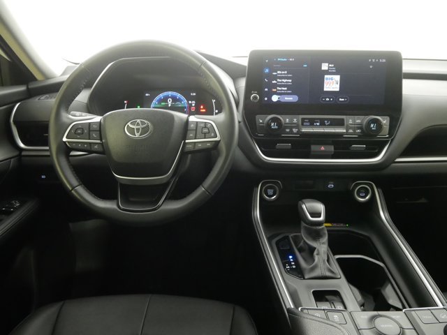 Used 2024 Wind Chill Pearl Toyota XLE image 24