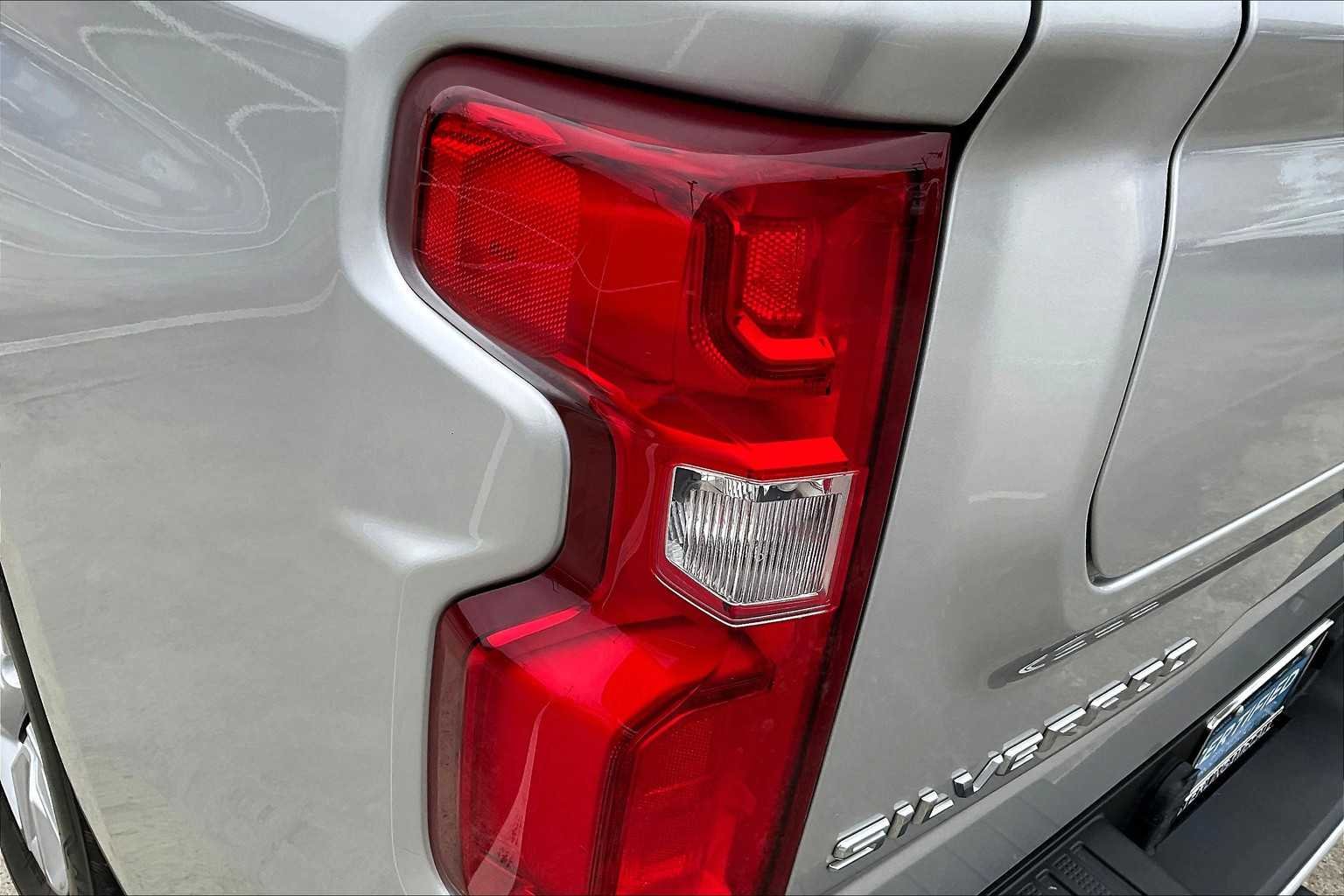 Used 2022 Silver Ice Metallic Chevrolet Custom image 27