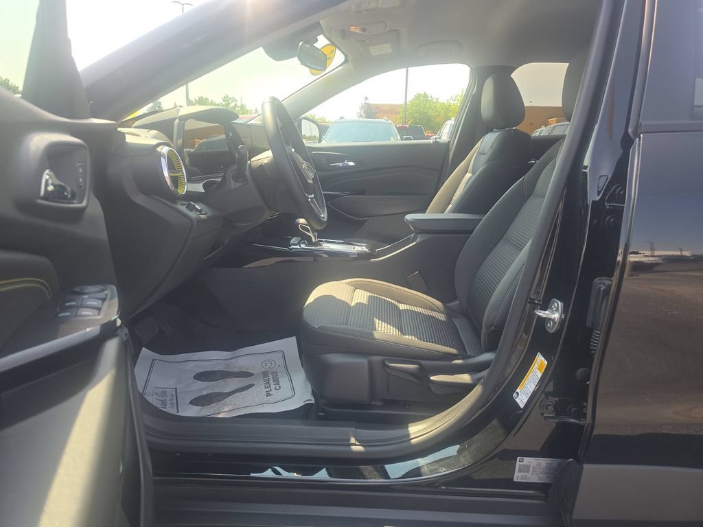 Used 2025 Mosaic Black Metallic Chevrolet LT image 19