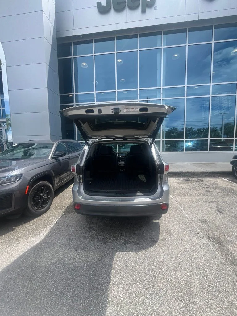 Used 2016 Silver Sky Metallic Toyota XLE V6 image 13
