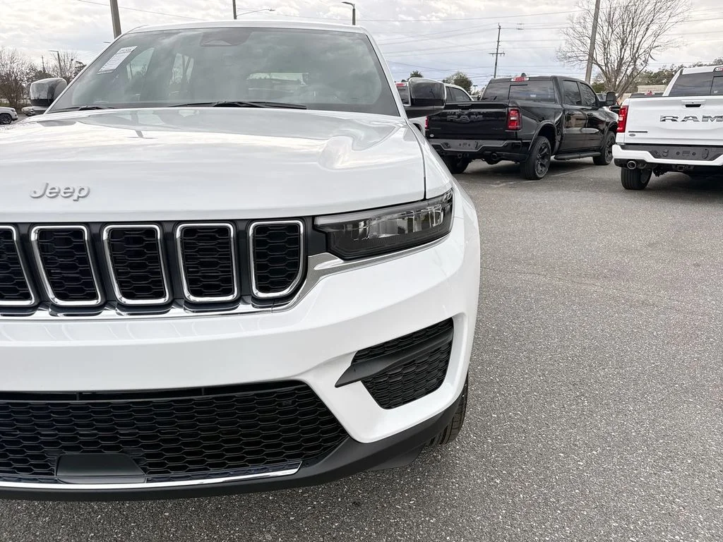 New 2026 Bright White Clear-Coat Exterior Paint Jeep Laredo image 9