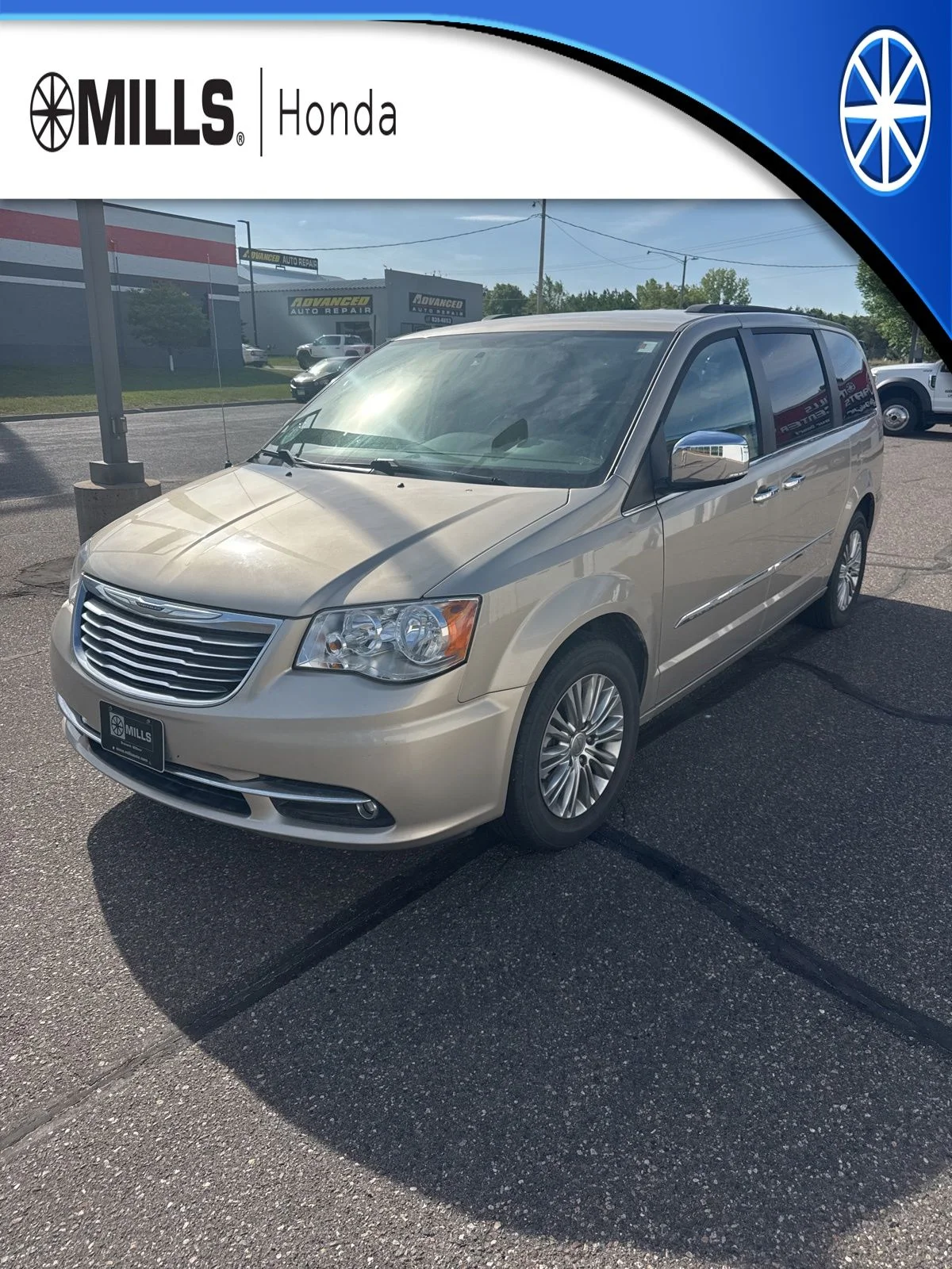 2015 Chrysler Town & Country Touring-L's photo