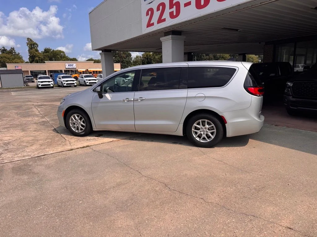 Used 2023 Silver Chrysler Touring L image 3