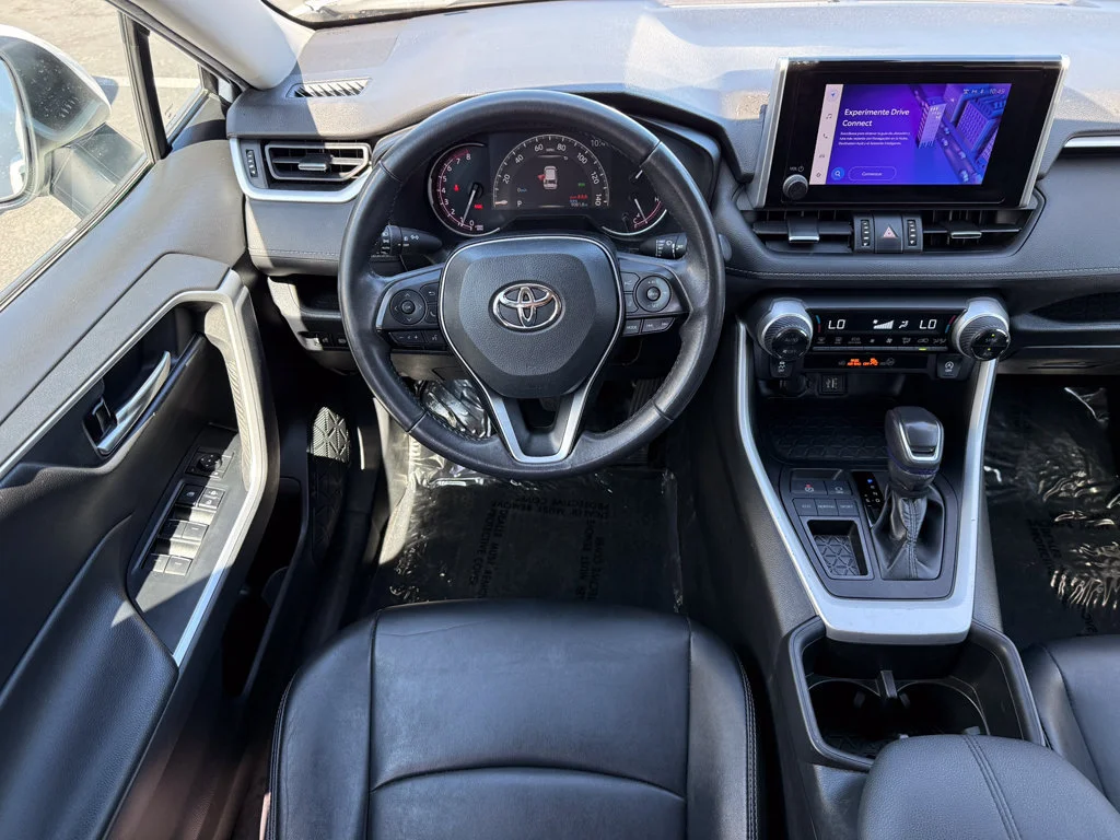 Used 2023  Toyota XLE Premium image 21