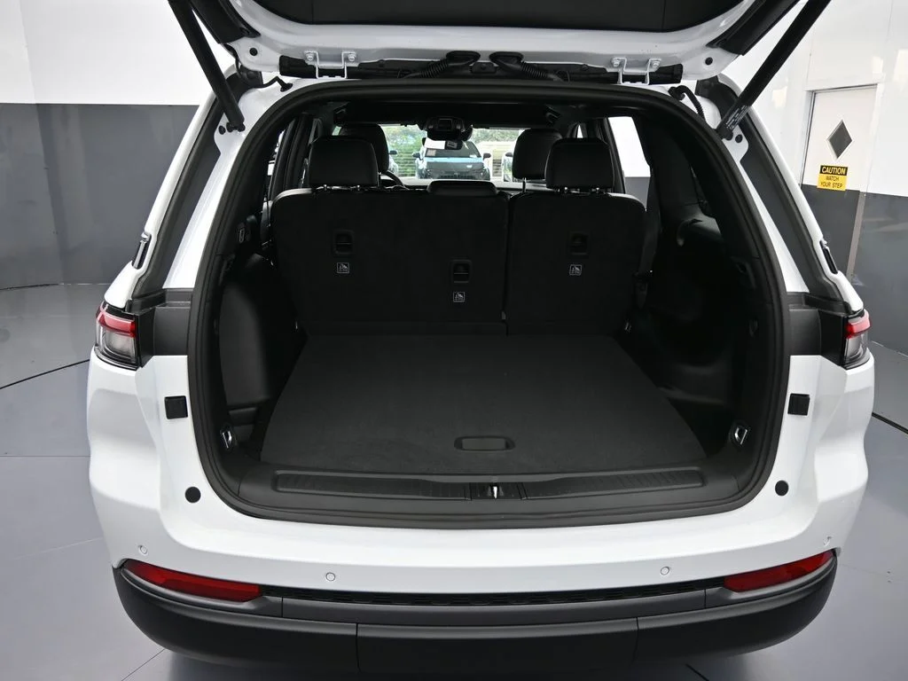 New 2026 Bright White Clear-Coat Exterior Paint Jeep Laredo image 33