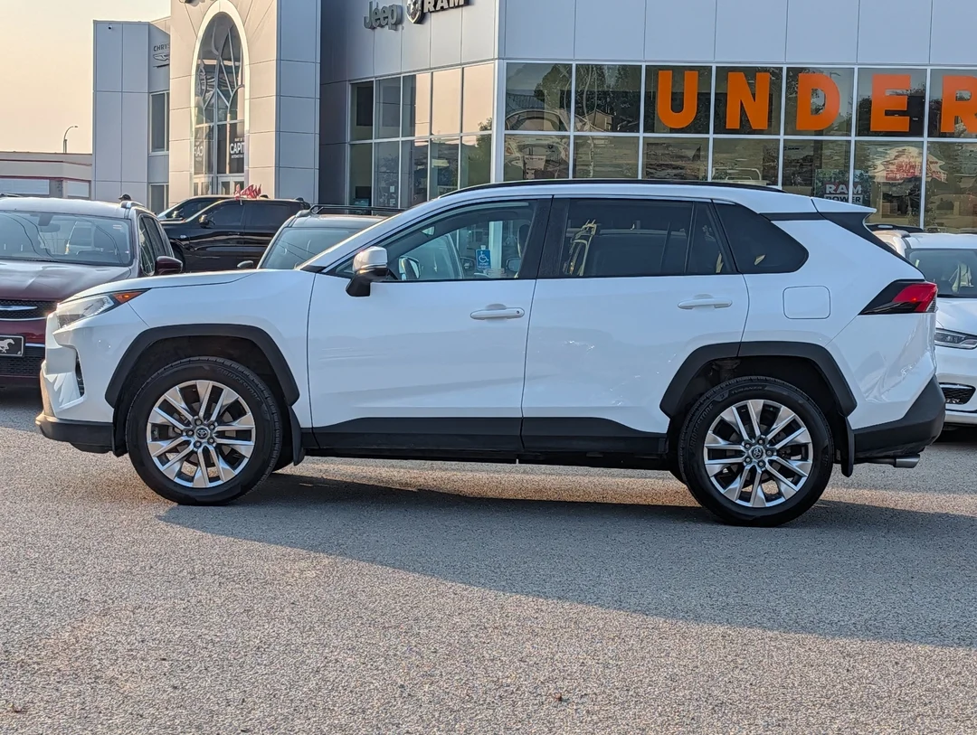 Certified Used 2019  Toyota XLE - - AWD - Leather - Sunroof - Power Liftgate - CarPlay - Safety Sense 2.0 & More! image 5