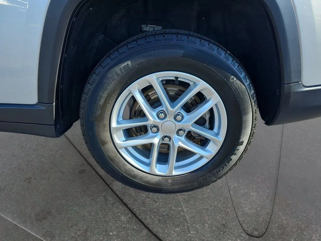 Used 2023 Silver Jeep Laredo image 32