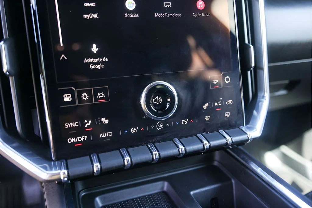 Used 2025 White GMC Elevation image 21