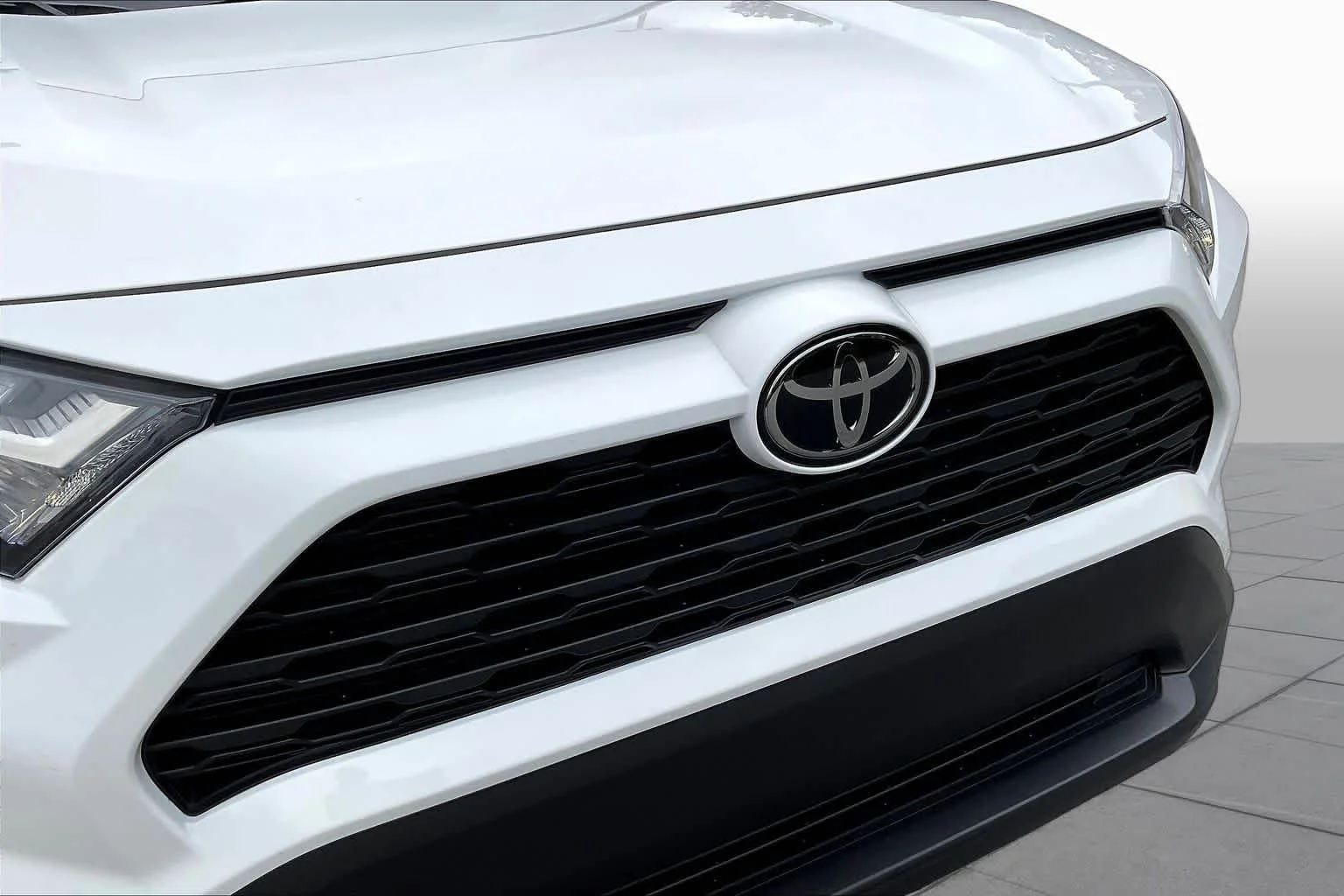 Used 2025 Ice Cap Toyota XLE image 30