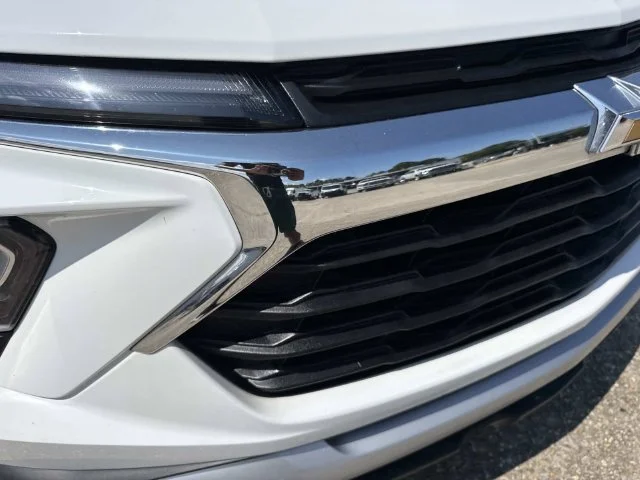Used 2025 White Chevrolet LT image 4