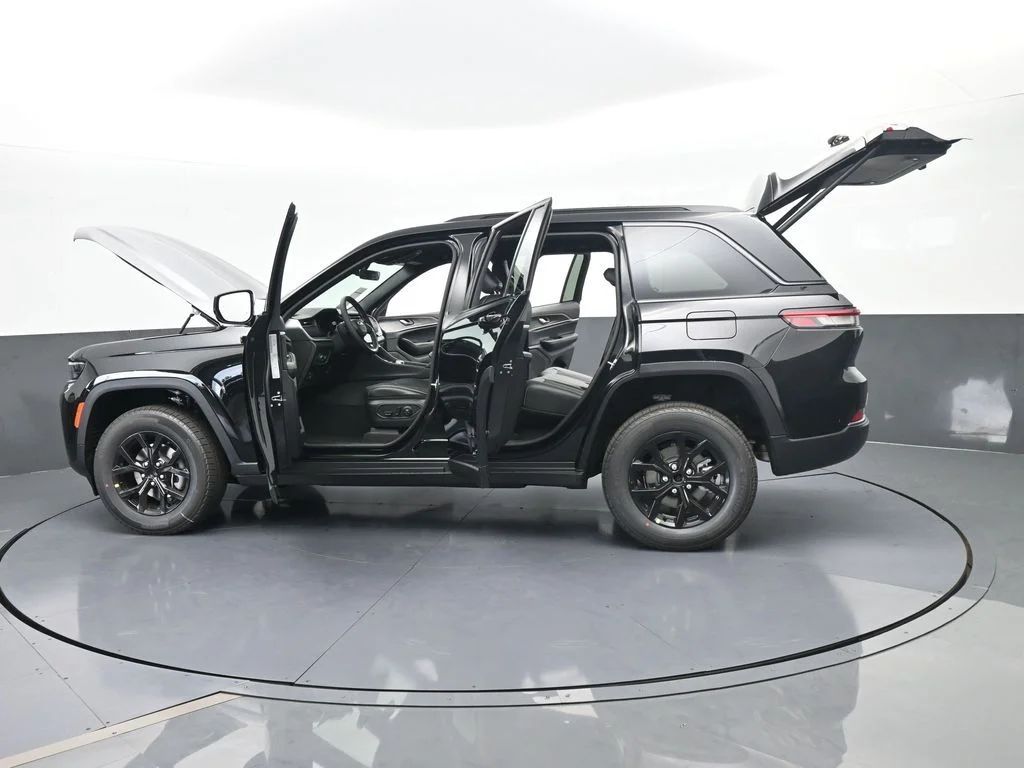 New 2026 Diamond Black Crystal Pearl-Coat Exterior Paint Jeep Altitude image 57