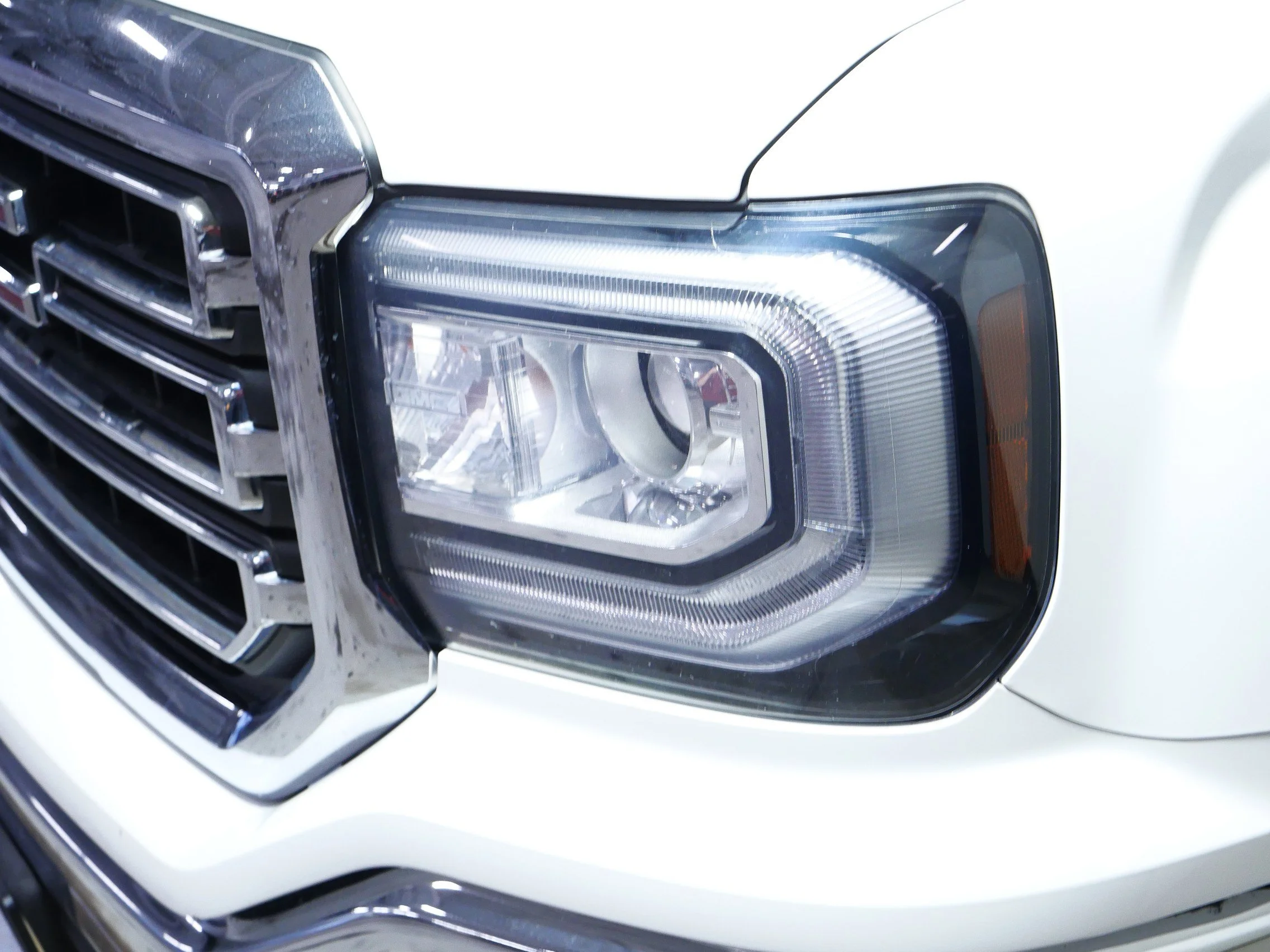 Used 2019 Summit White GMC SLE image 16
