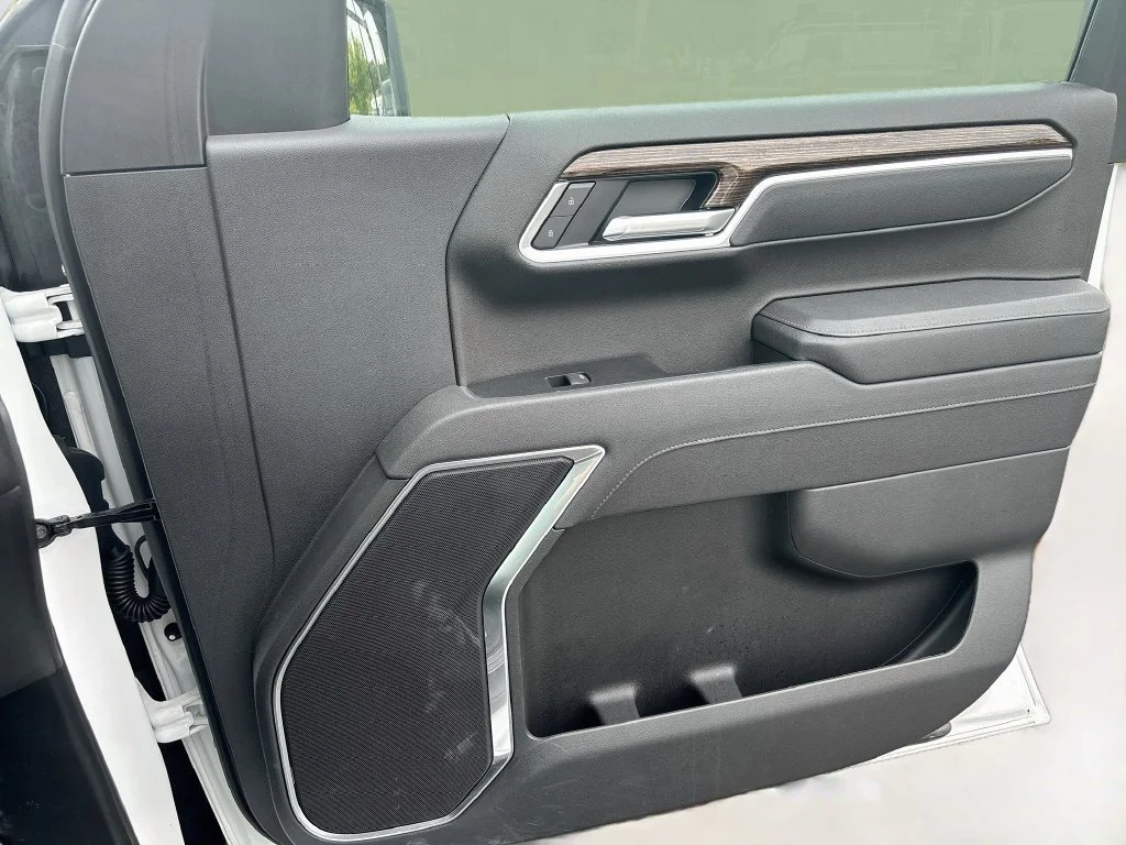 Used 2025 Summit White GMC Elevation image 22