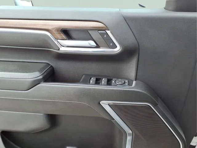 Used 2024 Summit White Chevrolet LT image 12