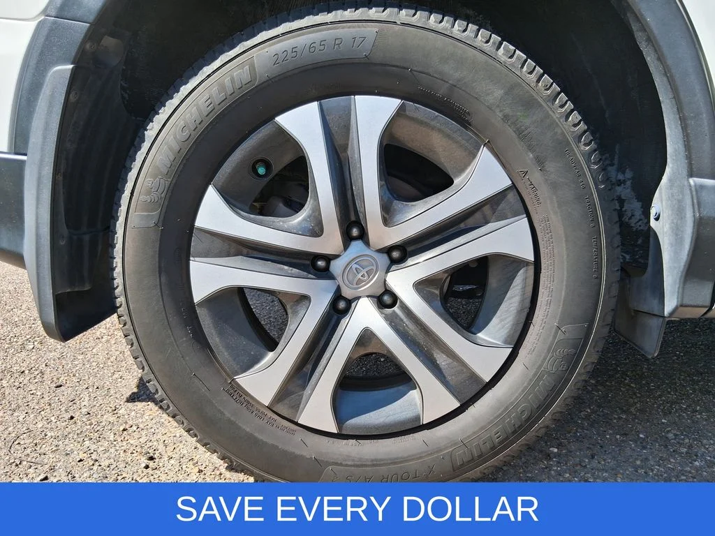Used 2018 White Toyota LE image 19