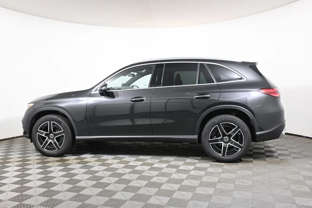 Used 2026  Mercedes-Benz GLC 300 image 2